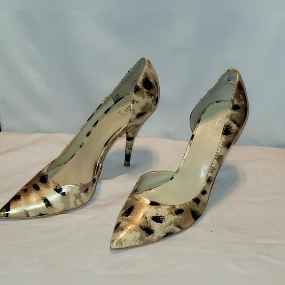Bakers Pointed Toe Pumps - Picture 2 of 3